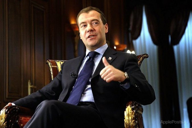 Медведев попросил прислать ему «умный» браслет, позволяющий выспаться за 4 часа
