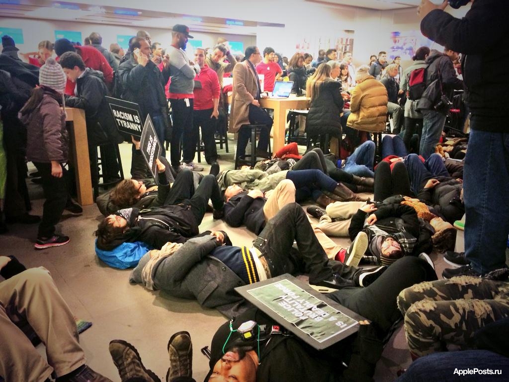 Протестующие против произвола полиции ворвались в центральный Apple Store в Нью-Йорке