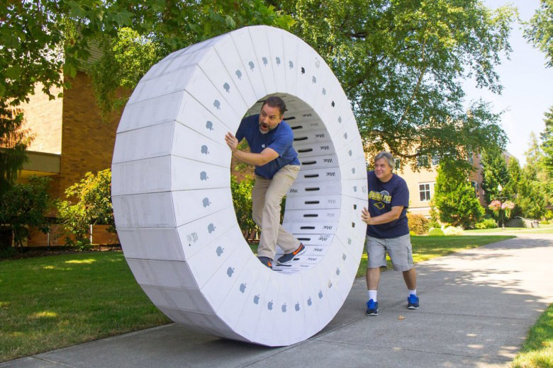 Американцы собрали гигантское беличье колесо из 36 коробок iMac