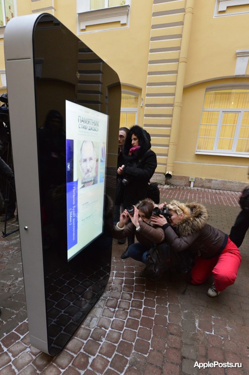После признания Тима Кука в Санкт-Петербурге демонтировали памятник Стиву Джобсу