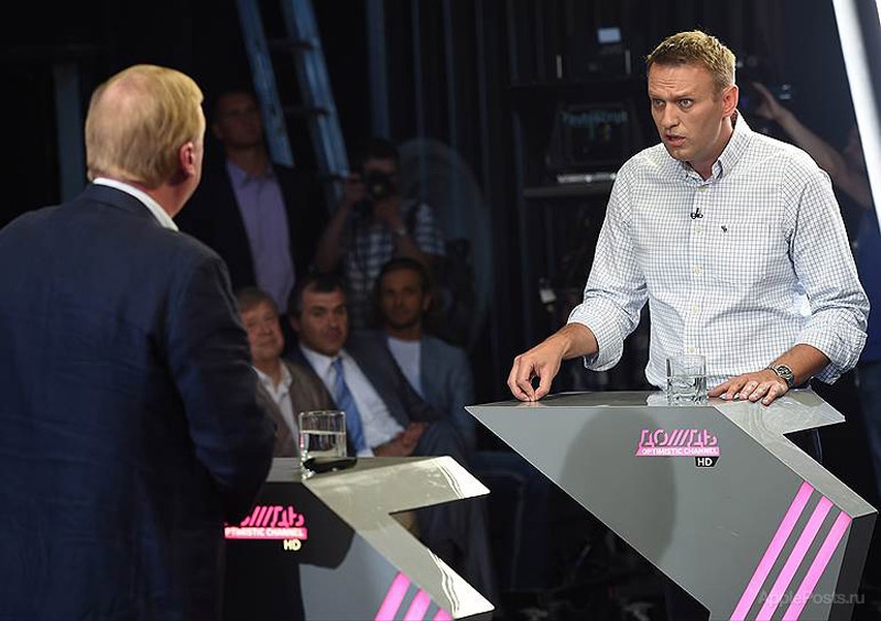 Чубайс подарил Навальному чехол для iPhone 6 с e-ink-экраном