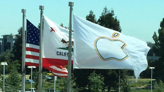 Над штаб-квартирой Apple появился флаг гей-движения в честь легализации однополых браков в США