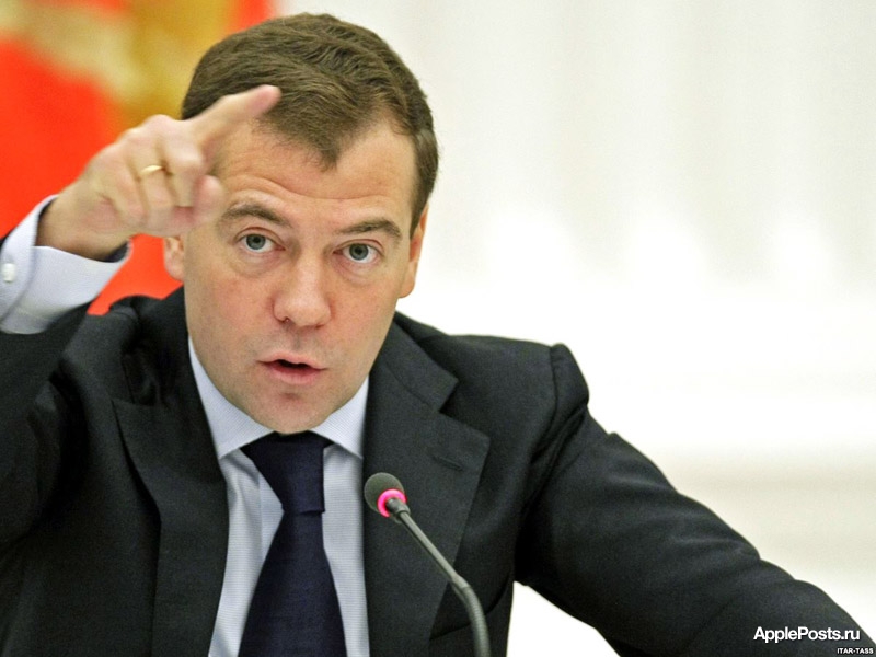Дмитрий Медведев назвал полной глупостью снос памятника Стиву Джобсу в Петербурге