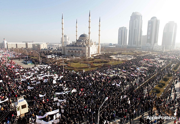 На митинге в Грозном мусульман призвали не покупать iPhone: «их создатель – гей»