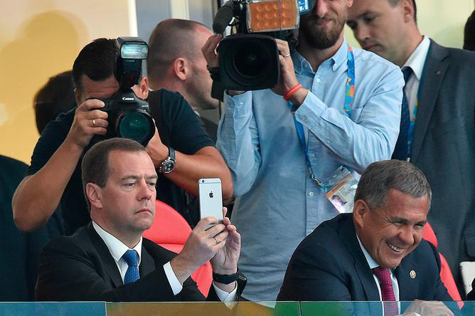 Дмитрий Медведев поменял YotaPhone на iPhone 6 Plus