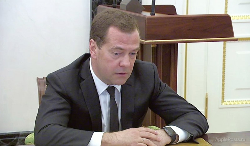 Дмитрий Медведев носит черные Apple Watch Sport