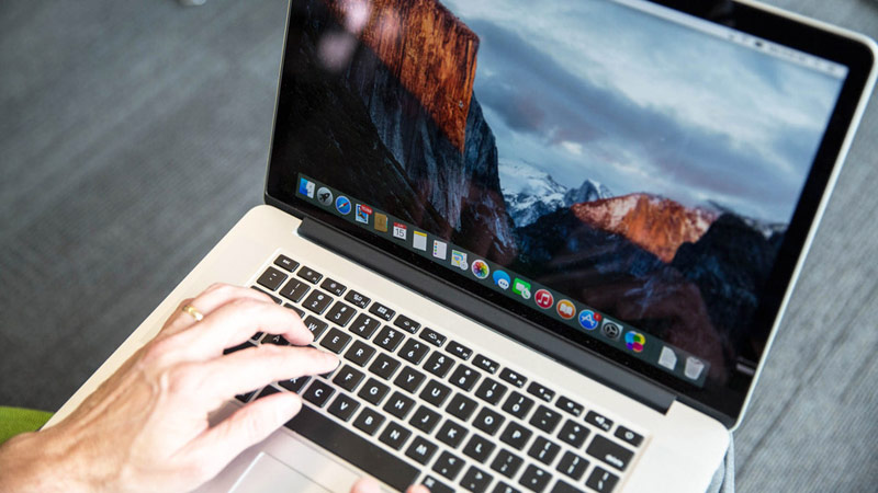 Золотое яблоко: в Азербайджане после девальвации маната MacBook Pro оценили в годовую зарплату жителя страны